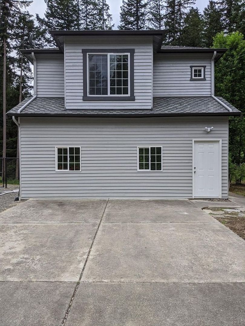 Redmond House: 5010 228th Ave NE
