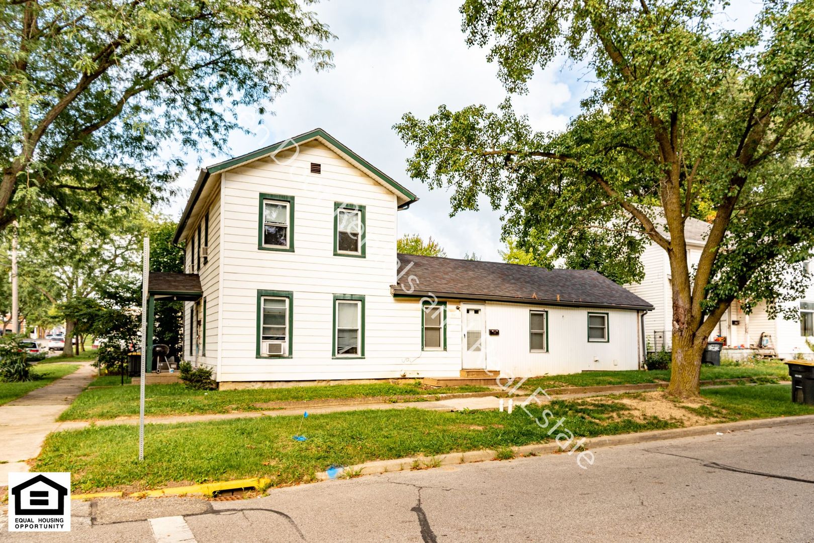 Kendallville Apartment: 229 E William St