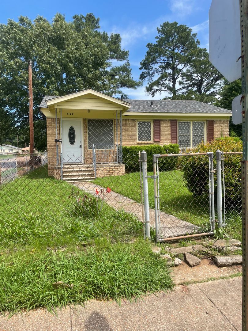 Shreveport House: 530 E 81st Street