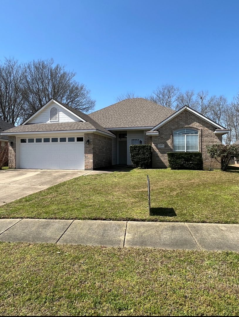 Bossier City House: 2457 Brookside Dr.