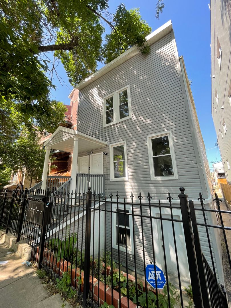 Chicago Apartment: 2424 W. Iowa St