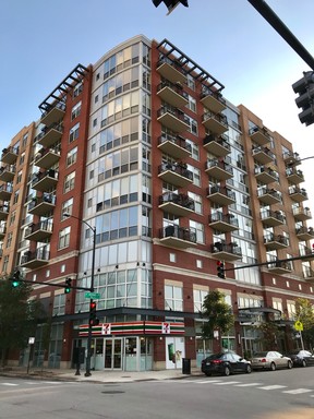 Stunning 2bed/2bath condo in West Loop! – photo 1