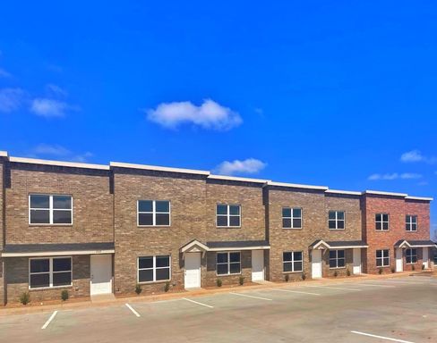 2 Bed / 2 Bath Townhome Near Edmond Universities – photo 1