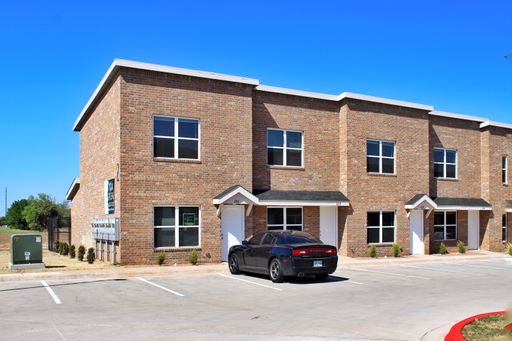 2 Bed / 2 Bath Townhome Near Edmond Universities – photo 1