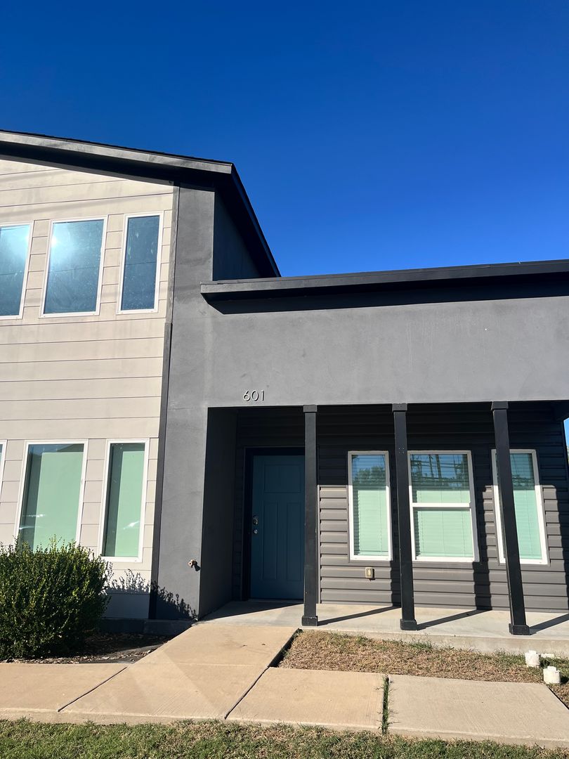Ardmore Apartment: 1405 2nd Ave NW