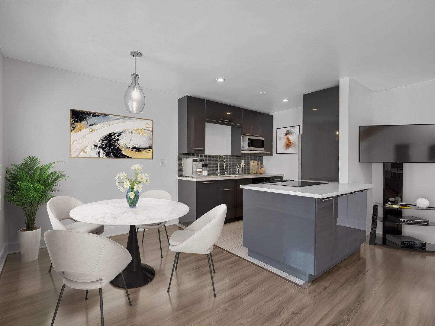West Hollywood Apartment: 1115 Hacienda Place