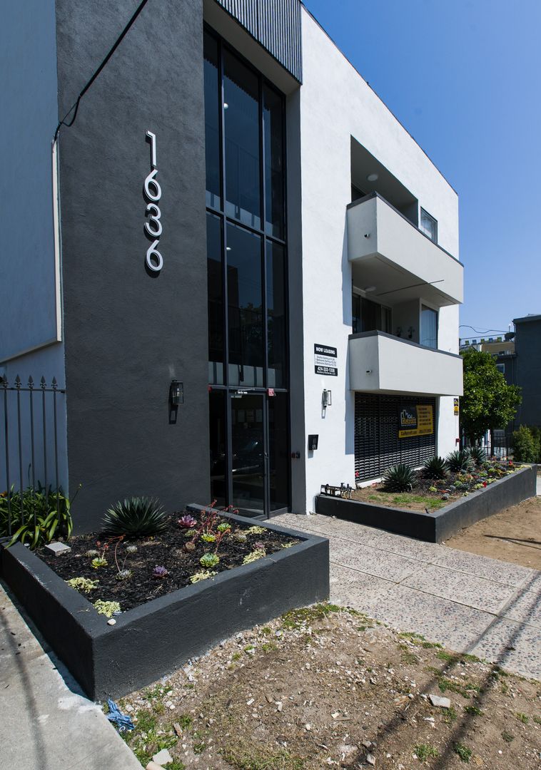 Los Angeles Apartment: 1636 N. Fuller Avenue