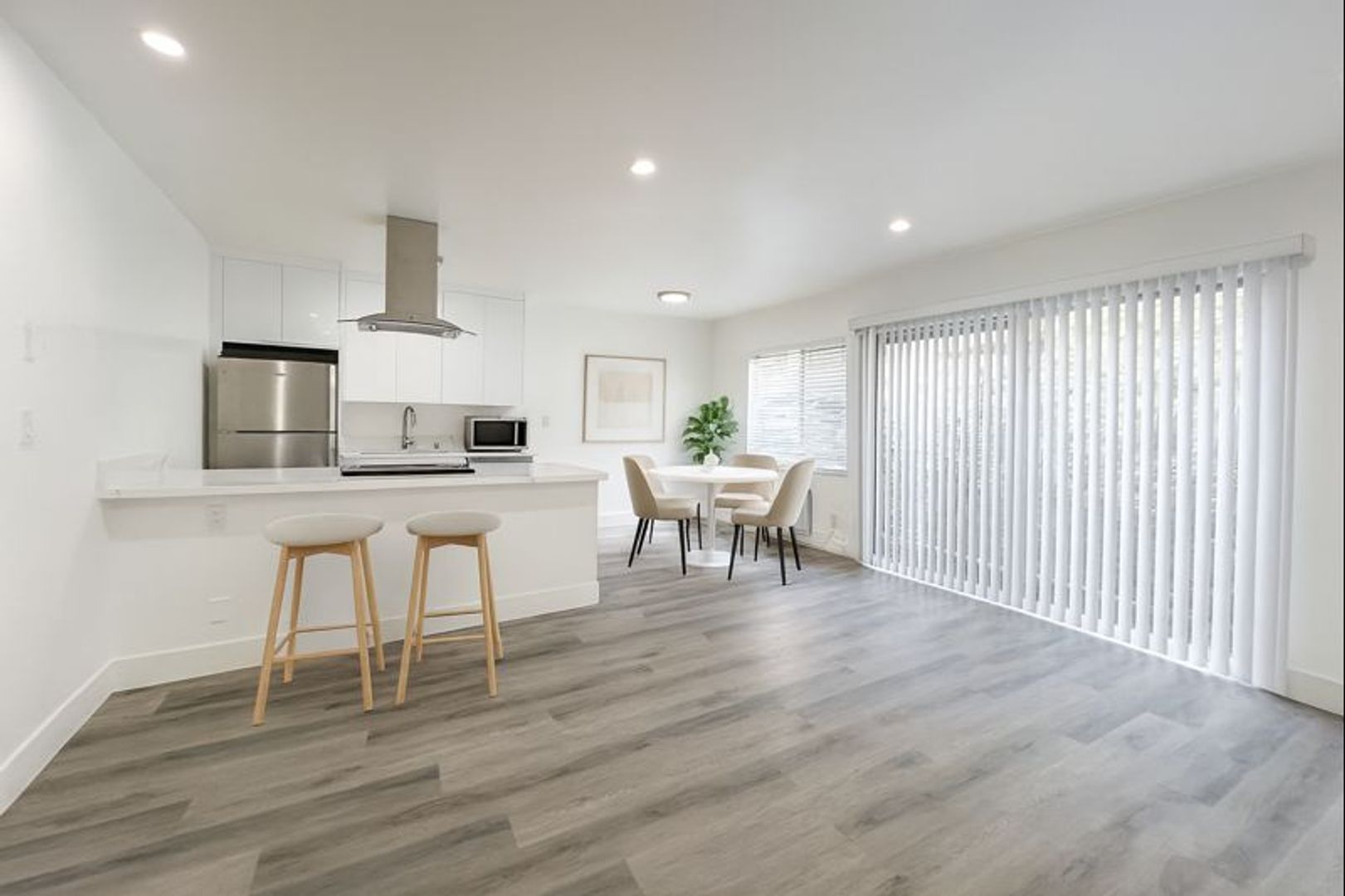 West Hollywood Apartment: 1115 Hacienda Place