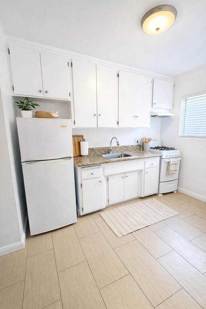 Los Angeles Apartment: 1641 N. Poinsettia Place