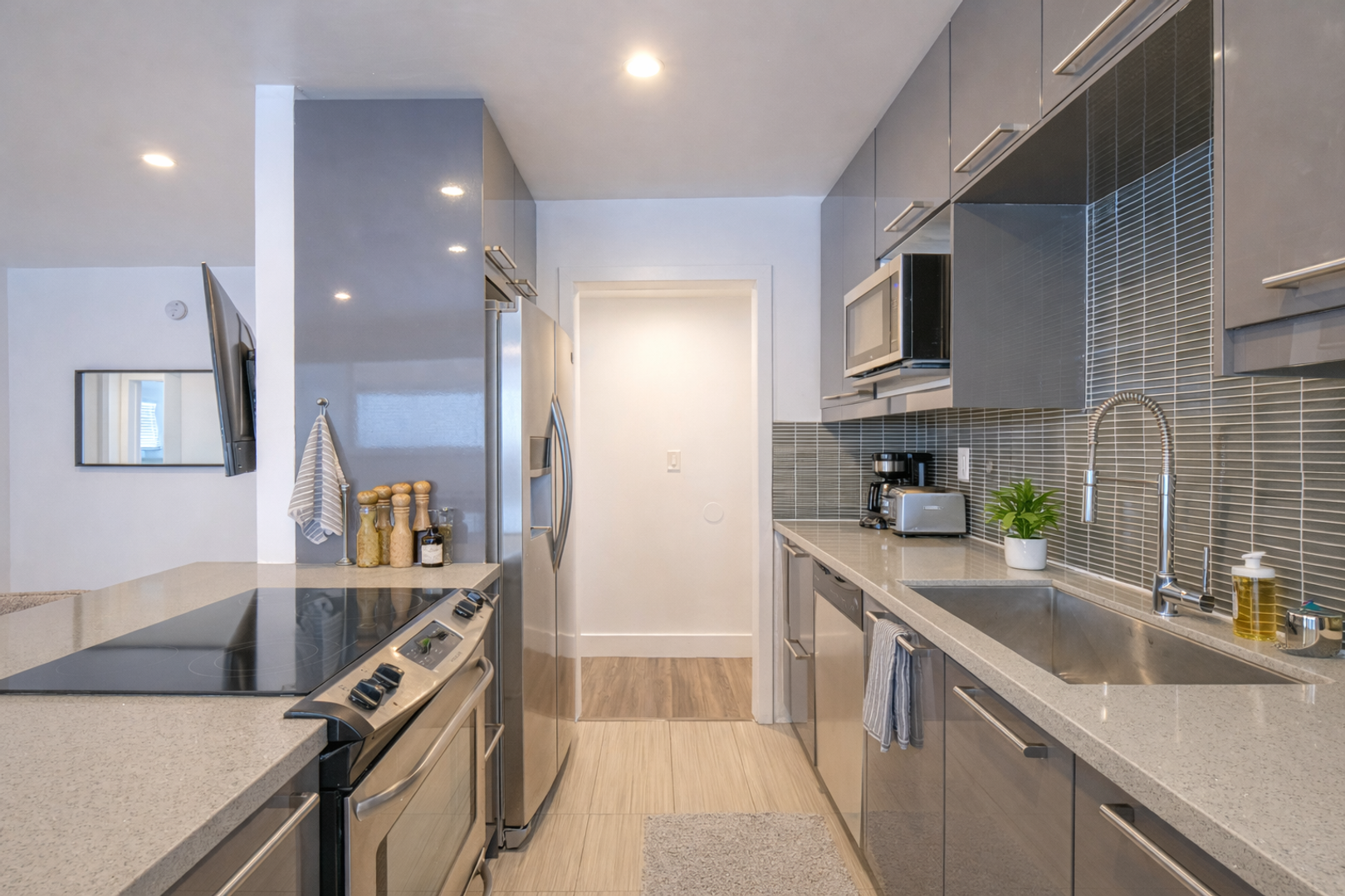 West Hollywood Apartment: 1115 Hacienda Place