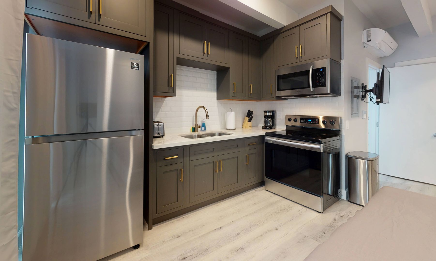 Los Angeles Apartment: 730 S. Serrano Avenue