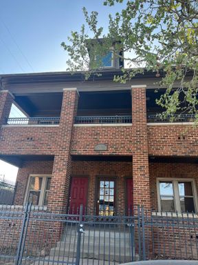 Move In Ready!! Super Cute 2 Bedroom 1 1/2 Bath! Wooden Floors!! – photo 1