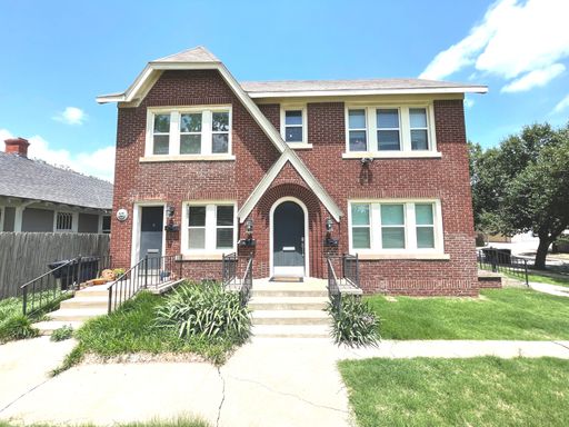 Cute Brick 1 Bed 1 Bath 800 sqft - Centrally Located – photo 1
