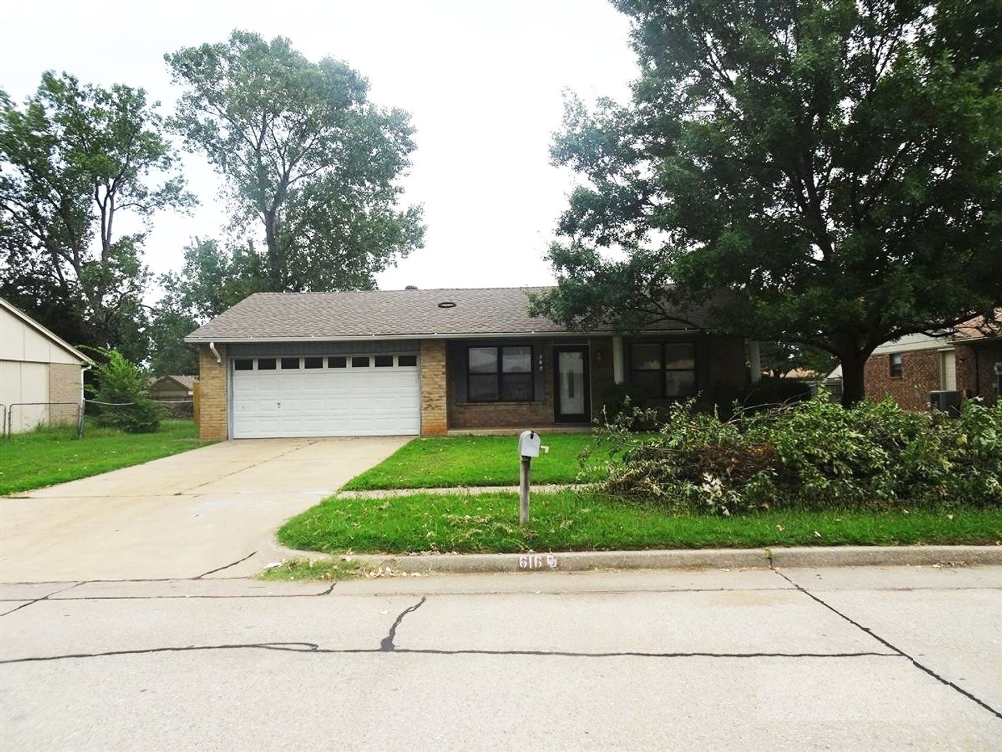 Moore House: 616 N. Ramblin Oaks Dr.