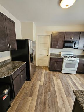 NEWLY REMODELED 3 BEDROOM APARTMENT! – photo 1