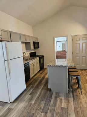 1104 Madison St - Apartment 6 (Three Bedroom Apt) – photo 1