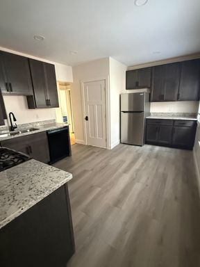 114 Redfield Pl - Apartment 2 (Six Bedroom Apt) – photo 1