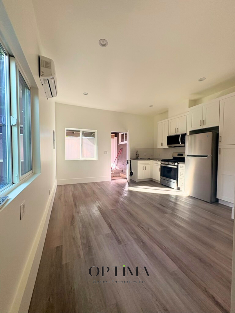 Lake Balboa House: 7413 Oak Park Avenue