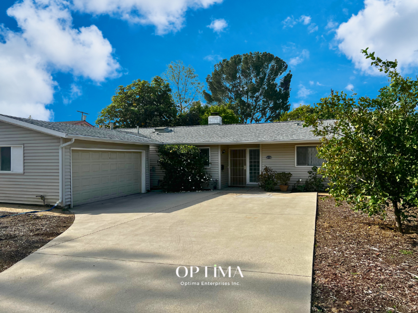 Granada Hills House: 16744 Donmetz St