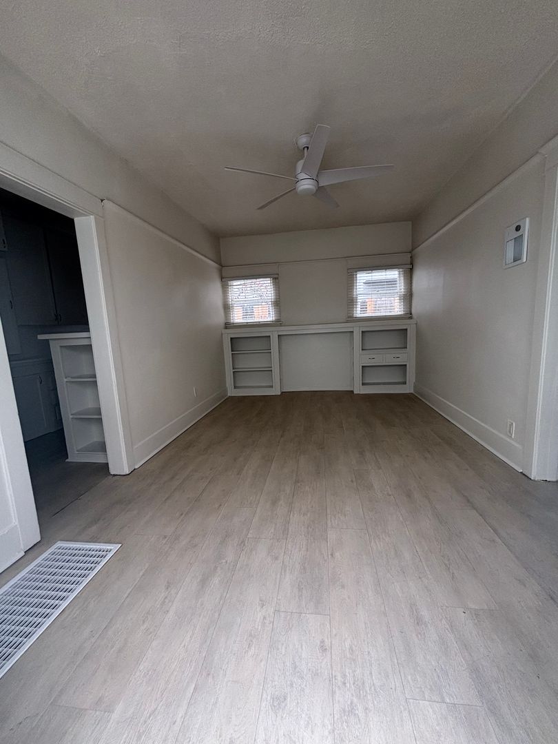 Long Beach Apartment: 468 Gaviota Avenue