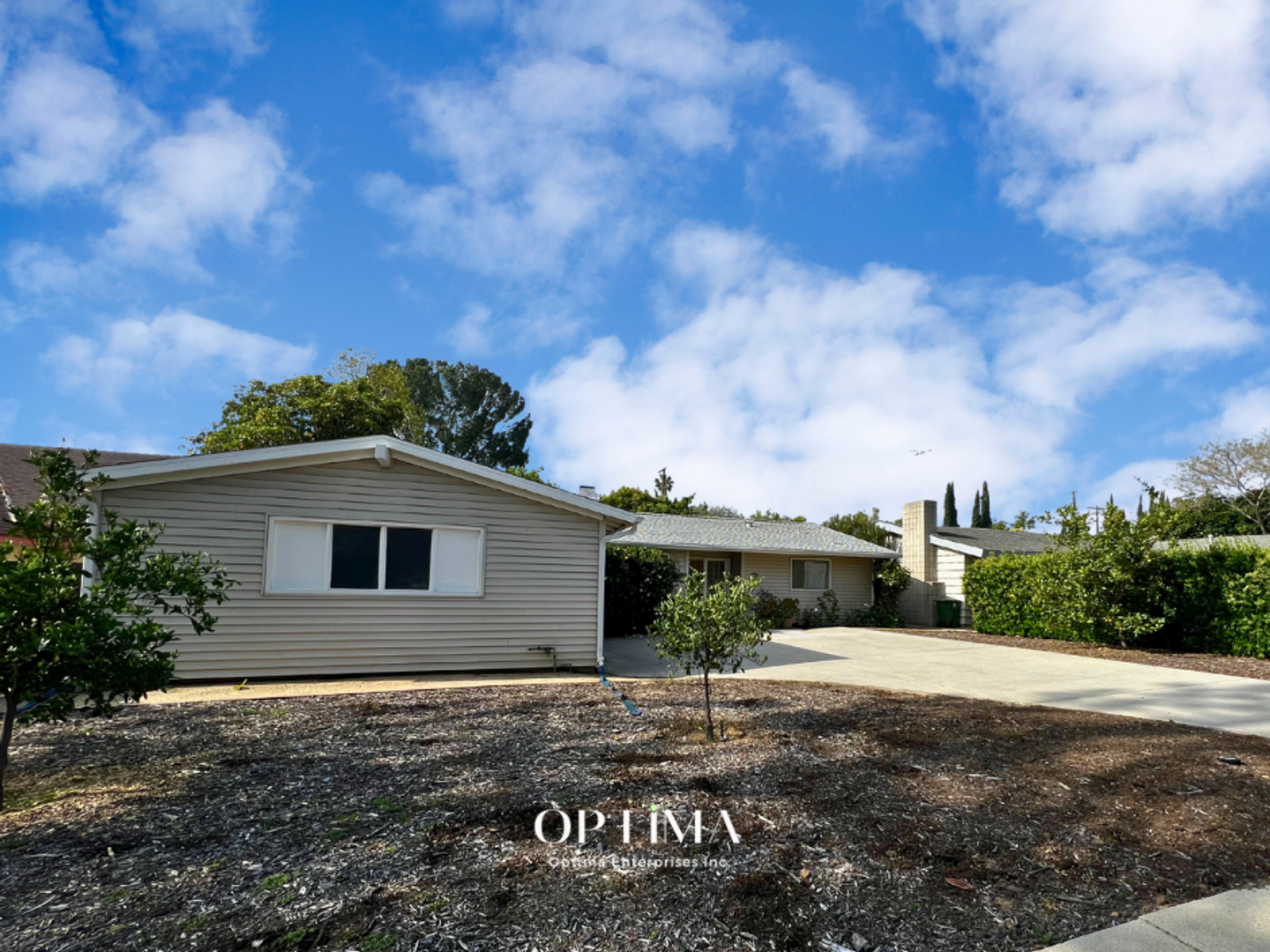 Granada Hills House: 16744 Donmetz St