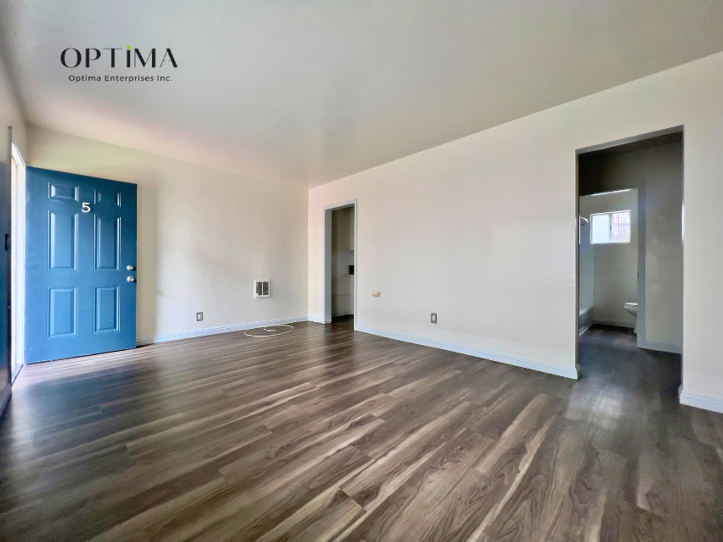 Long Beach Apartment: 1111 Daisy Avenue