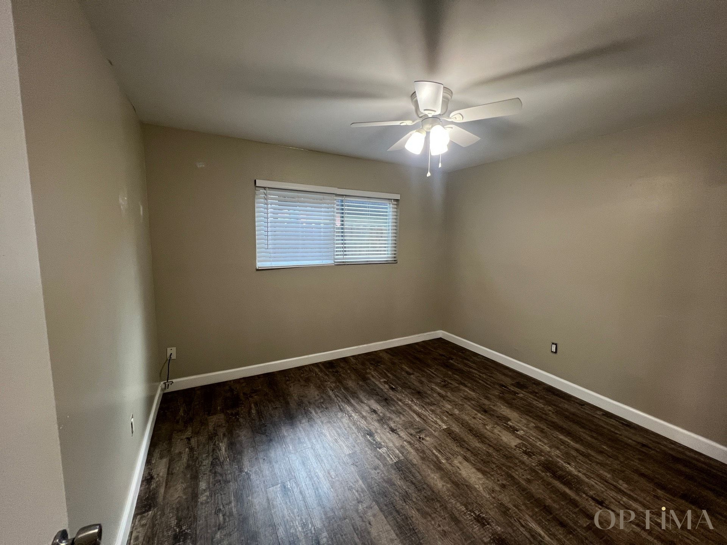 Long Beach Apartment: 3011 E 4th St