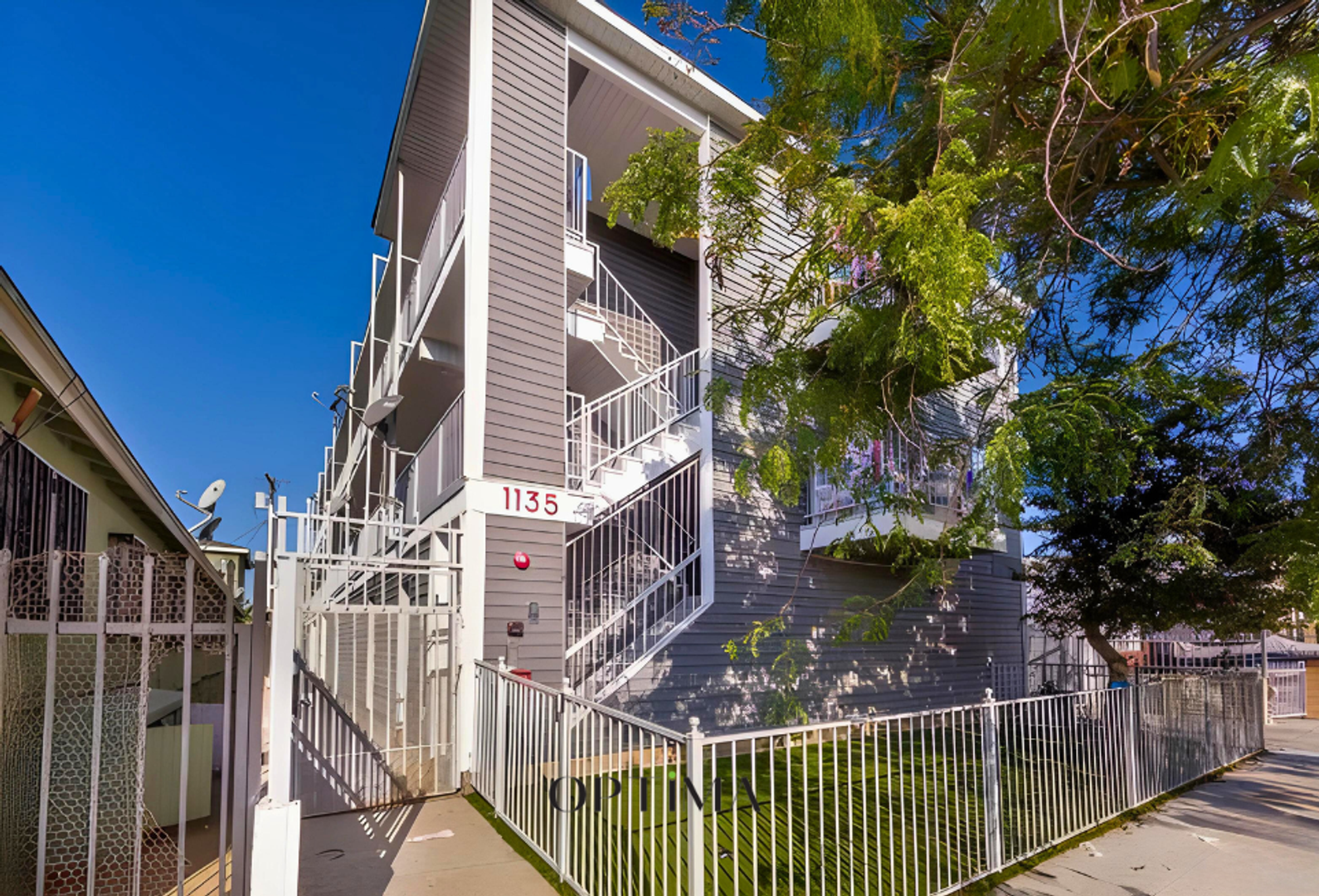 Long Beach Apartment: 1135 Raymond Ave