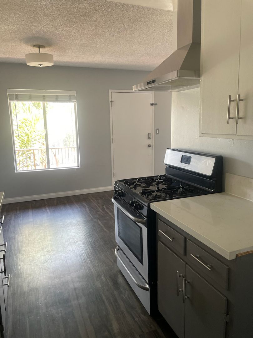 Long Beach Apartment: 1576 Locust Avenue