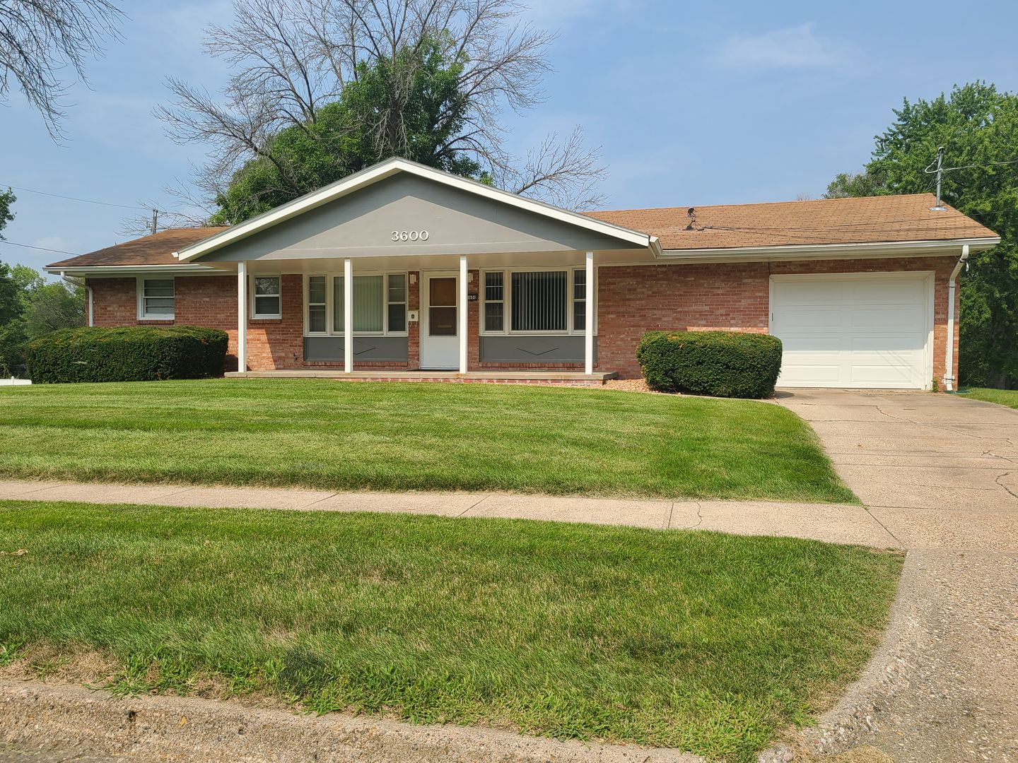 Urbandale Apartment: 3705 Elm Drive