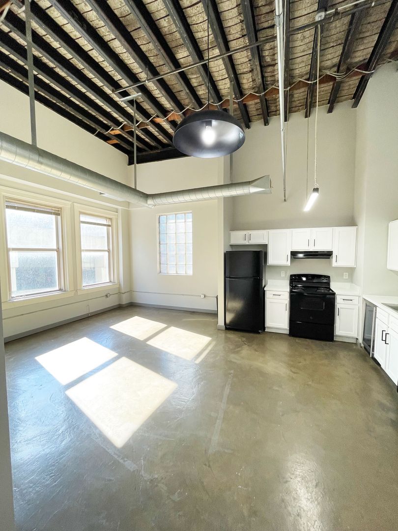 Kansas City Apartment: 1004 Baltimore Ave