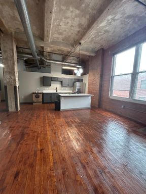 Spacious One Bedroom Loft in the Crossroads! – photo 1