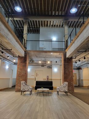 Beautiful Spacious Loft – photo 1
