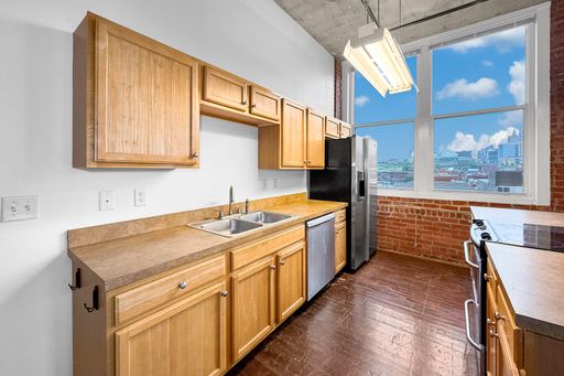 Spacious Two Bedroom Loft in the Crossroads! – photo 1