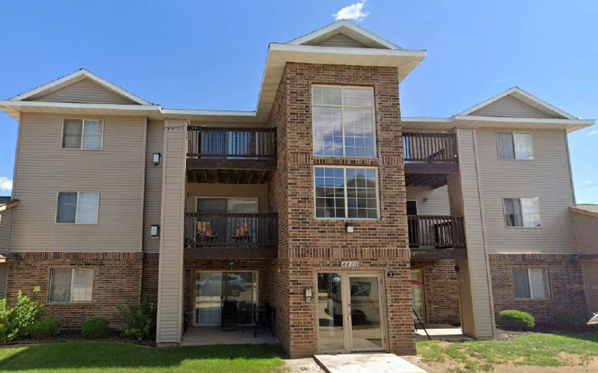 Cedar Rapids Apartment: 4020 33rd Avenue SW