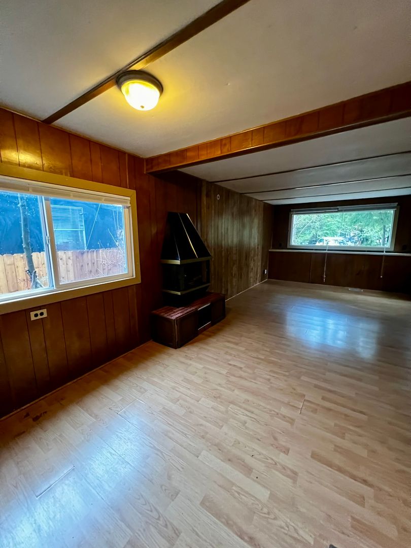 Maple Falls House: 8387 Golden Valley Blvd