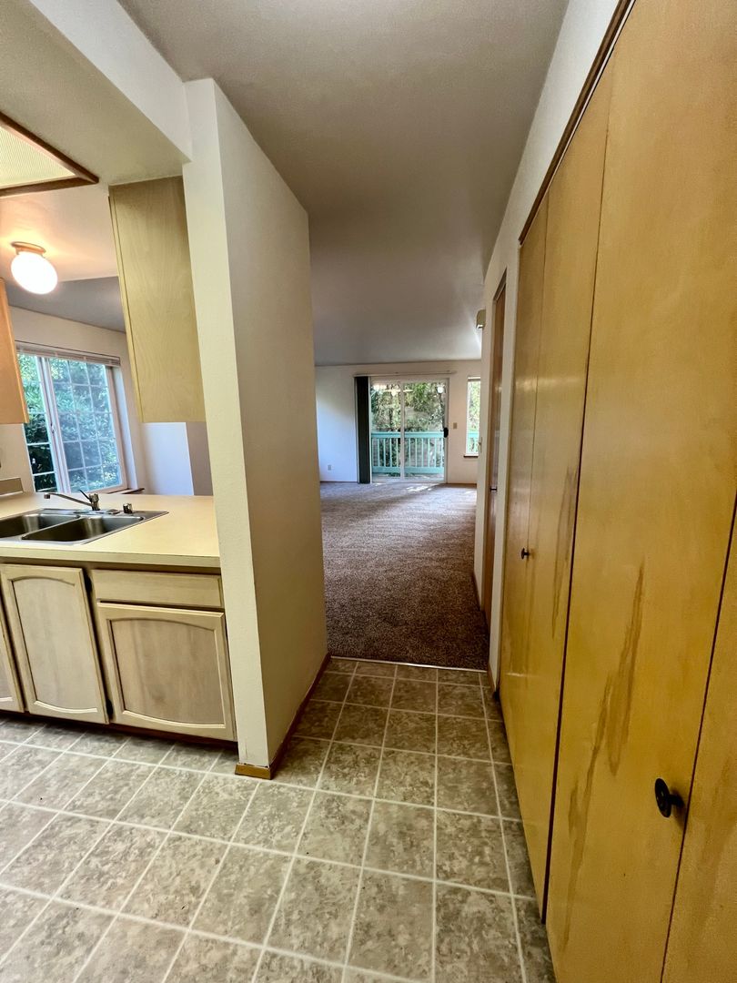 Bellingham Apartment: 1399 Bradley Lane