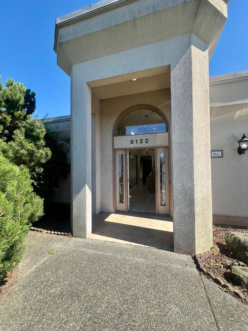 Blaine House: 8122 Coquitlam Pl