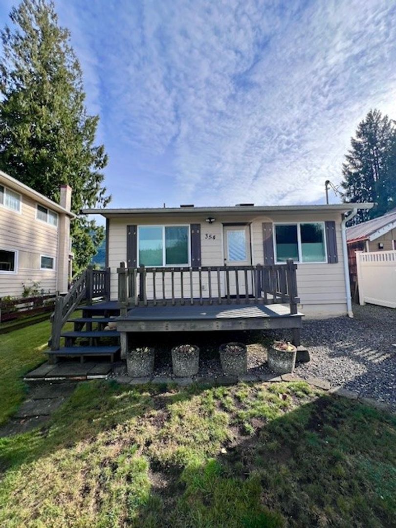 Bellingham House: 354 Shallow Shore Road