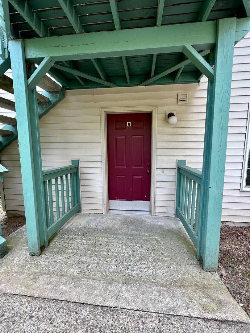 Bellingham Apartment: 1399 Bradley Lane