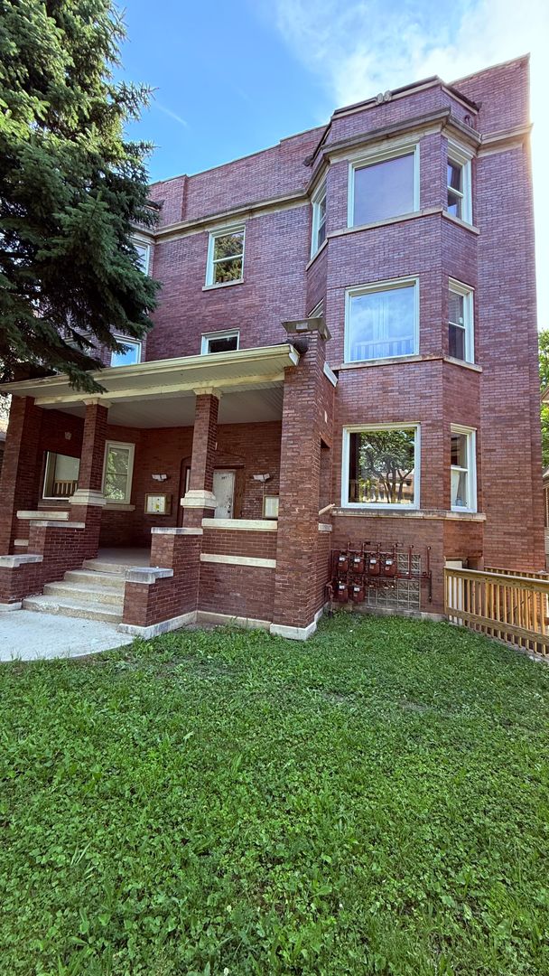Chicago Apartment: 207-209 N Parkside Ave