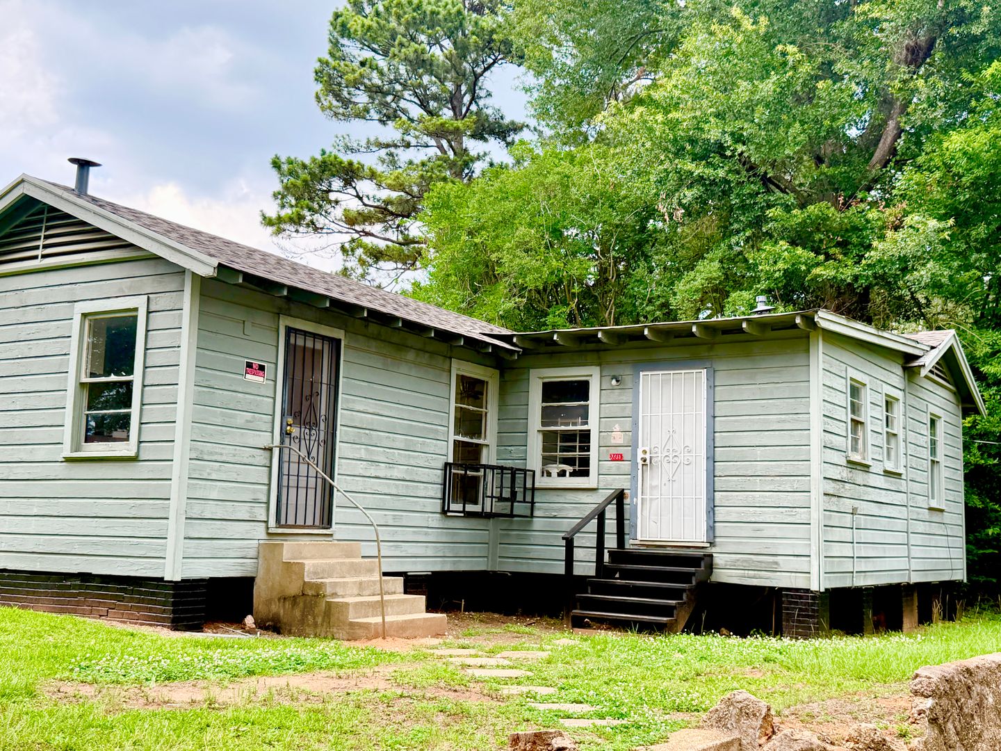 Shreveport House: 3551 1/2 West  College St
