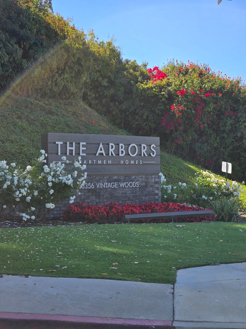 LAKE FOREST House: 21081 KNIGHTS GLEN