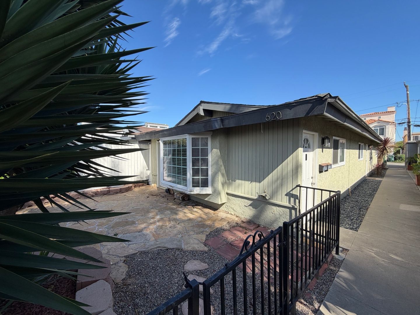 Huntington Beach Apartment: 620 Geneva Avenue
