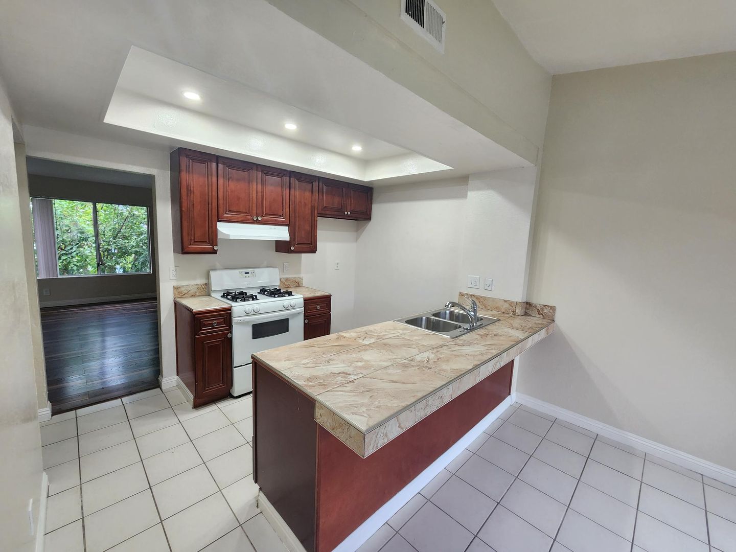 Anaheim Apartment: 2539 E Terrace Street