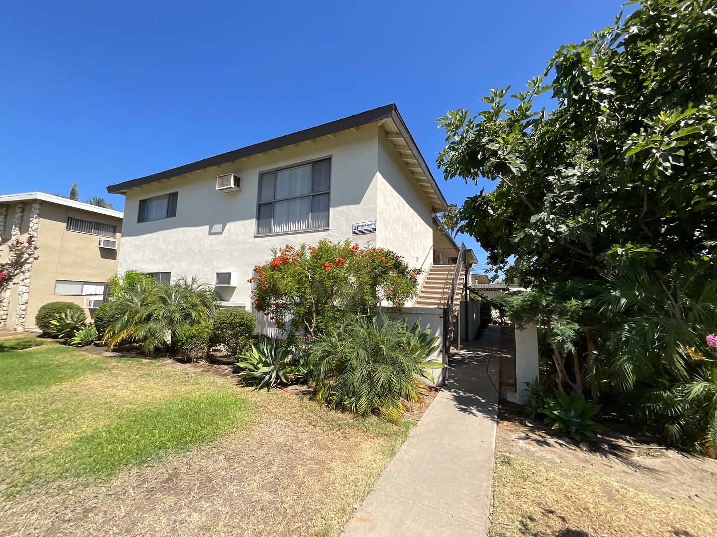 Fullerton Apartment: 2031-2037 E Whiting Ave