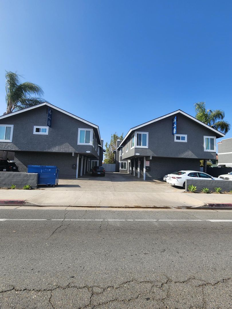 Huntington Beach Apartment: 7561 - 7571 Warner Ave