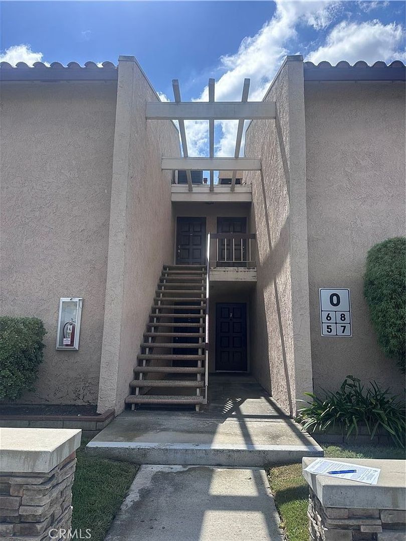 orange Condo: 700 W La Veta Ave #O5