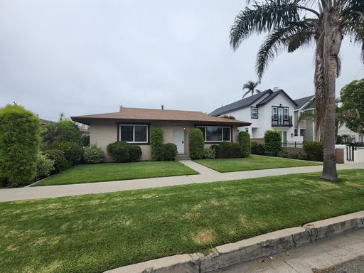 Blocks to the Beach! Remodeled Lower 2 Bedroom 1 Bath Front Cottage – photo 1
