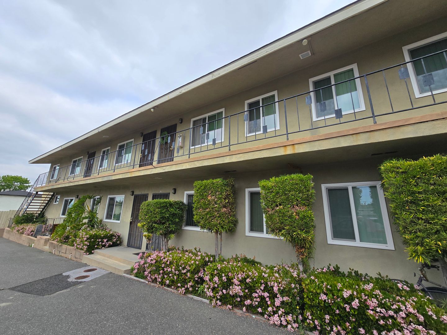 SIGNAL HILL Apartment: 1975 N STANLEY AVENUE